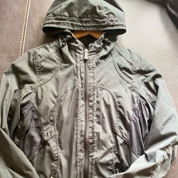Black lululemon jacket, size 4 - Picture 2 of 4